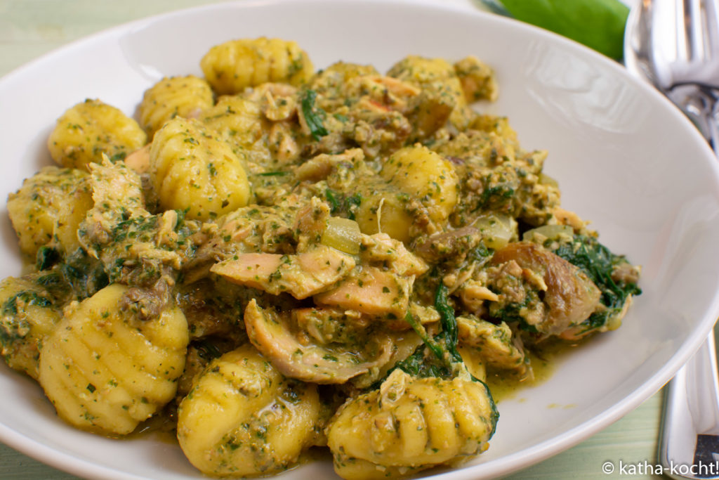 Gnocchi mit Lachs und Basilikumpesto - Katha-kocht!