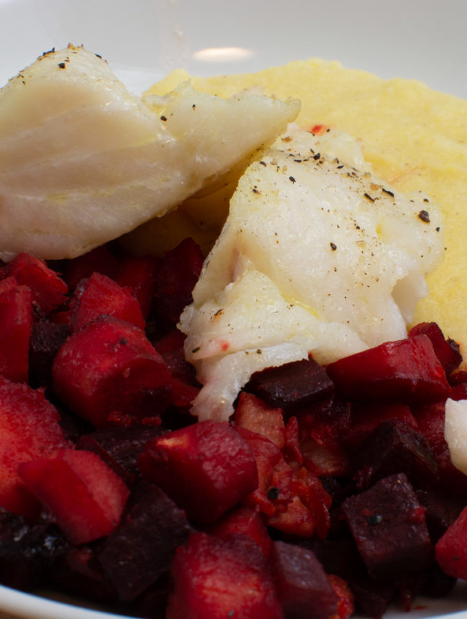 Kabeljau mit roter Bete und Pastinake auf Polenta