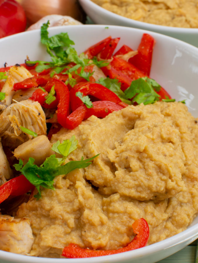 Schnelle Hähnchen-Paprikapfanne mit Auberginen-Hummus