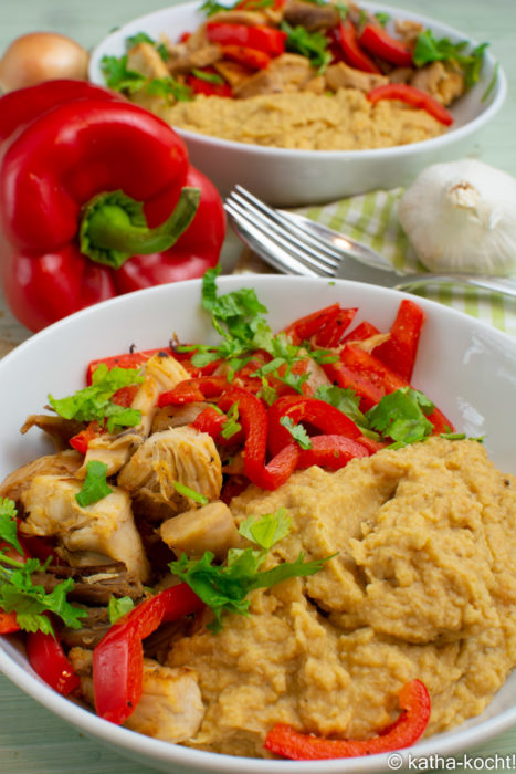 Schnelle Hähnchen-Paprikapfanne mit Auberginen-Hummus