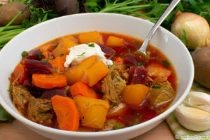 Winterlicher rote Bete Eintopf mit Bratenresten