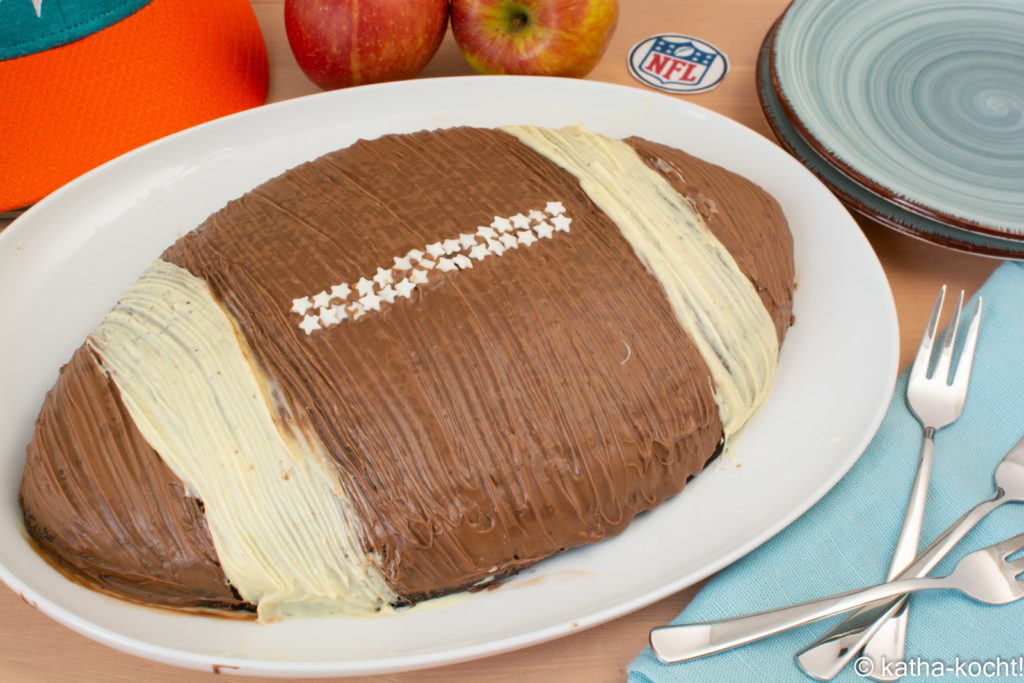 Footballkuchen -Schokoladenkuchen zum Superbowl