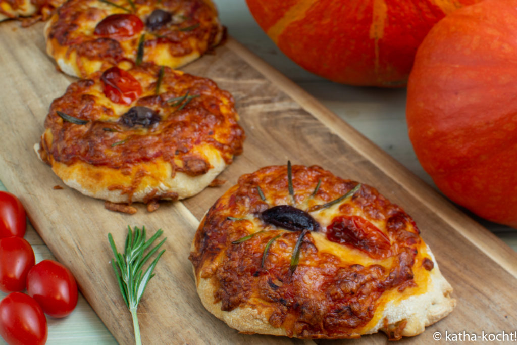 Halloween - Pizza mit Spinnen und Tomatensauce