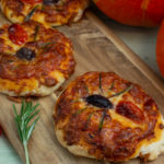 Halloween-Pizza mit Spinnen in Tomatensauce