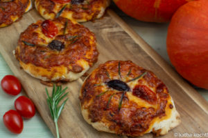 Halloween - Pizza mit Spinnen und Tomatensauce