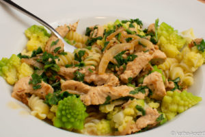 Nudeln mit Putenbruststreifen und Romanesco