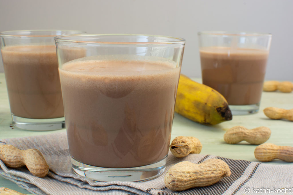 Schoko-Bananen Milchshake mit Erdnussbutter