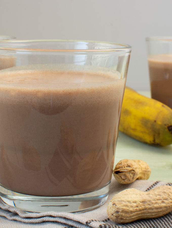 Schoko-Bananen Milchshake mit Erdnussbutter