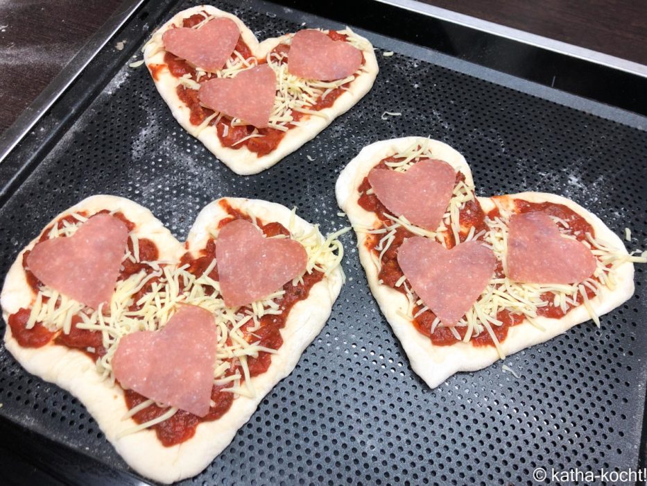 Herz-Pizza mit Salami zum Valentinstag