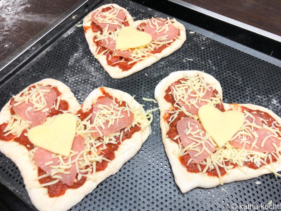 Herz-Pizza mit Salami zum Valentinstag