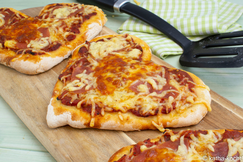 Herz-Pizza mit Salami zum Valentinstag
