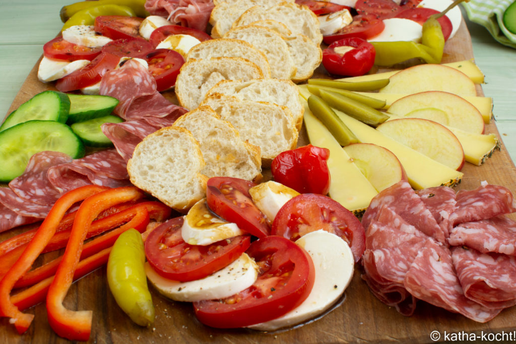 Charcuterie Platte mit italienischen Leckereien