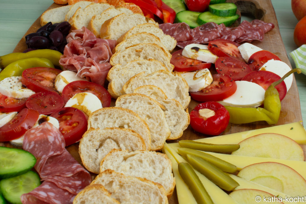 Charcuterie Platte mit italienischen Leckereien