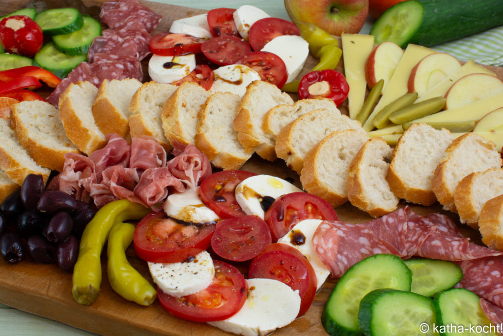 Sommerliche Charcuterie Platte mit italienischen Zutaten