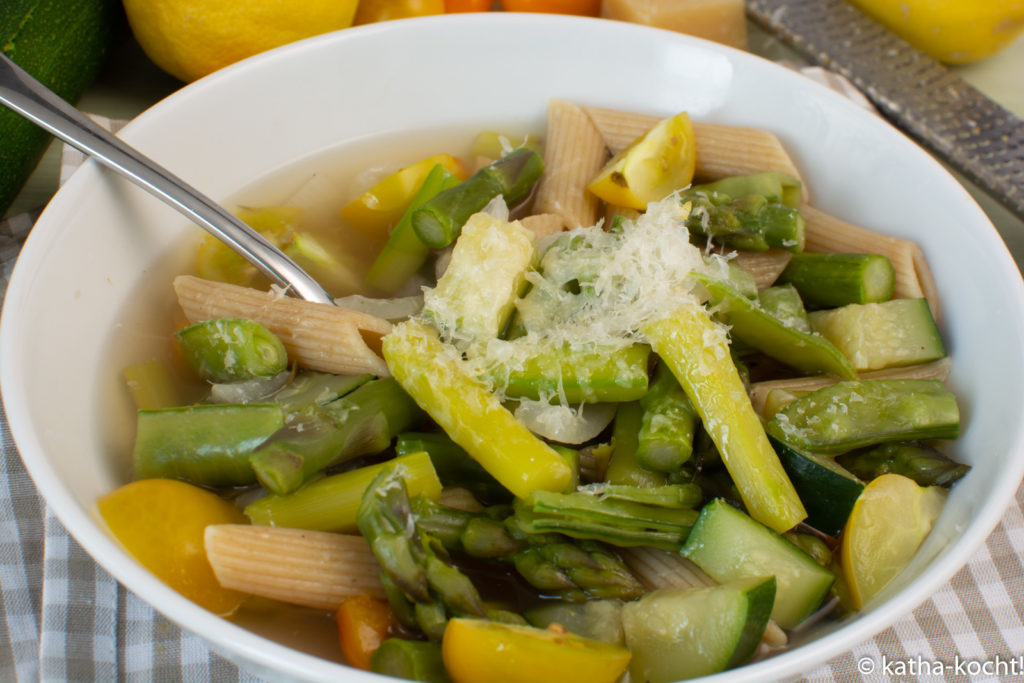 Grüne Minestrone mit Spargel