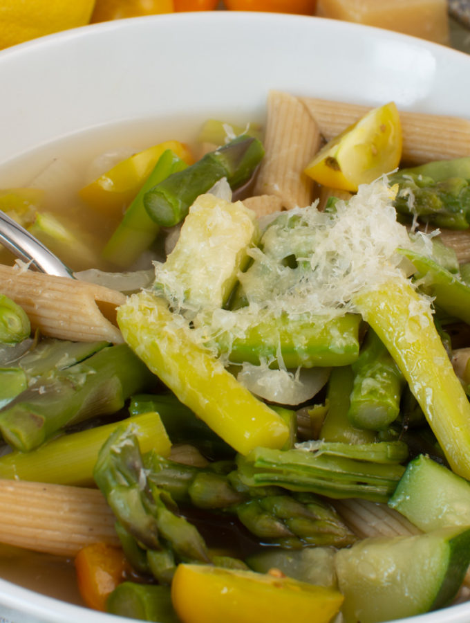 Grüne Minestrone mit Spargel