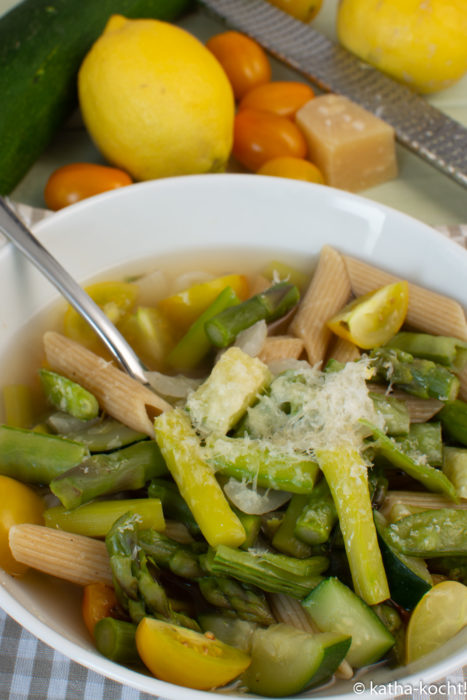 Grüne Minestrone mit Spargel