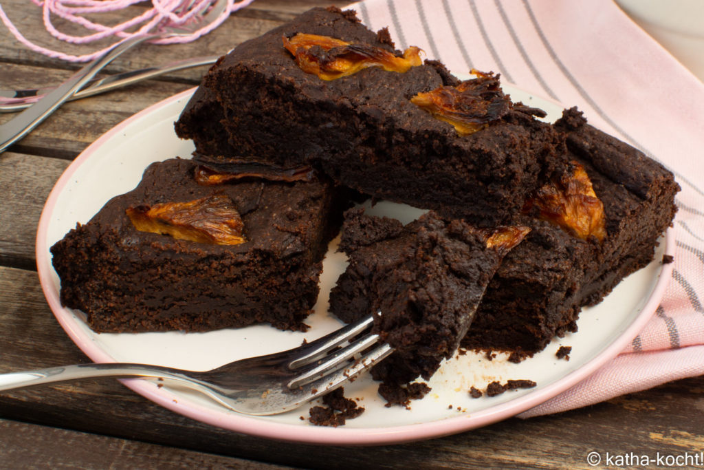 Saftiger Schokoladenkuchen mit Ananas