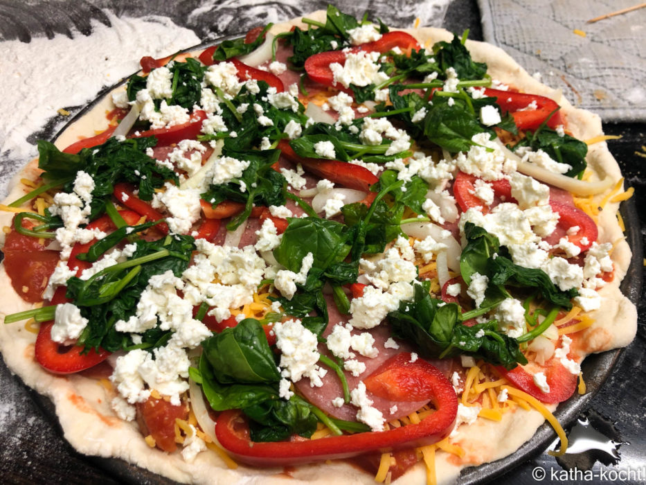 Salamipizza mit Paprika und Spinat
