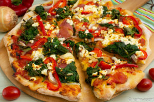 Salamipizza mit Paprika und Spinat