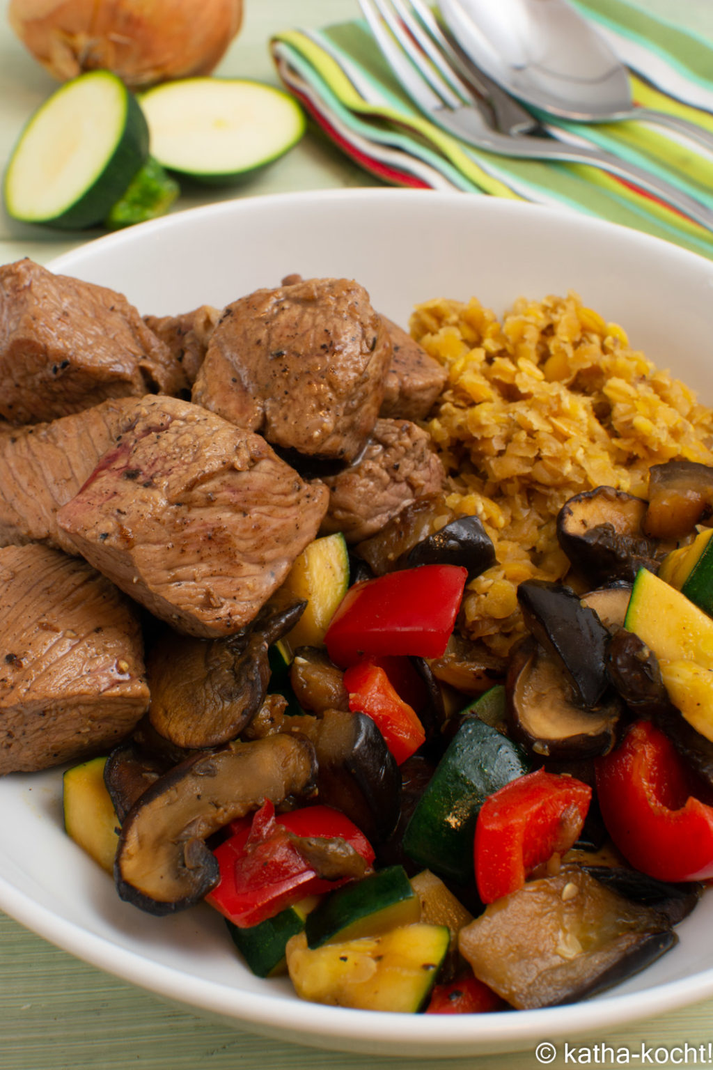 Lamm mit roten Linsen und Gemüse - Katha-kocht!