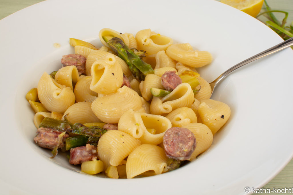 Cremige Zitronen-Pasta mit Salsiccia und Spargel