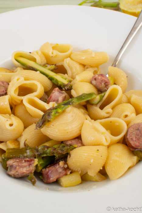 Cremige Zitronen-Pasta mit Salsiccia und Spargel