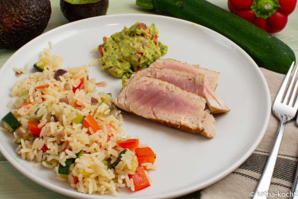 Thunfisch mit Gemüsereis und Guacamole