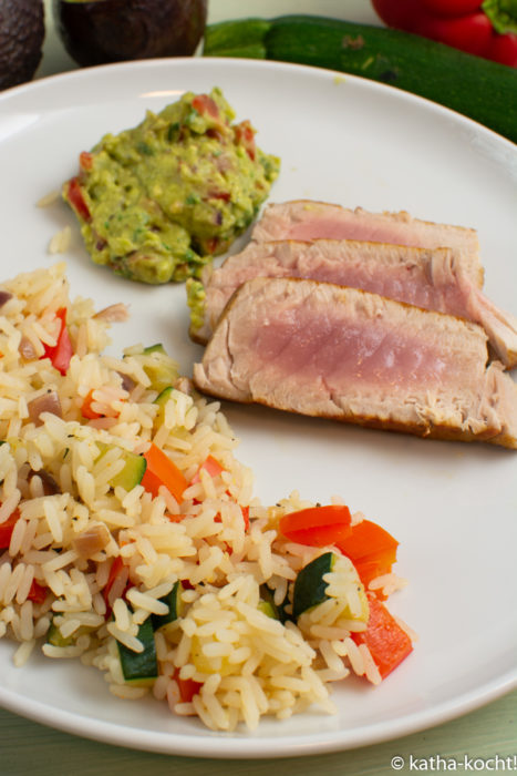 Thunfisch mit Gemüsereis und Guacamole