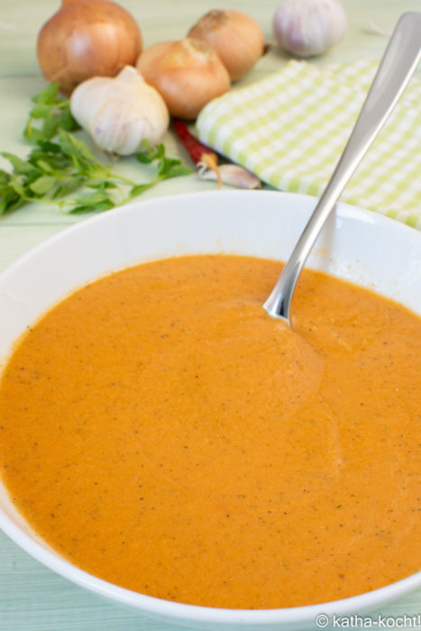 Tomaten-Zucchinisuppe mit Ziegenkäse