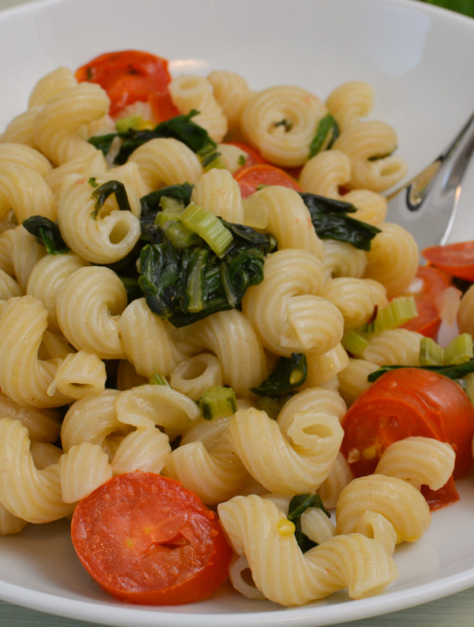 Hörnchennudeln mit Mangold und Tomate