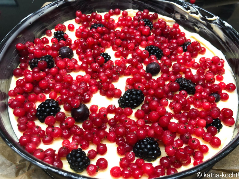 Streuselkuchen mit Pudding und Beeren