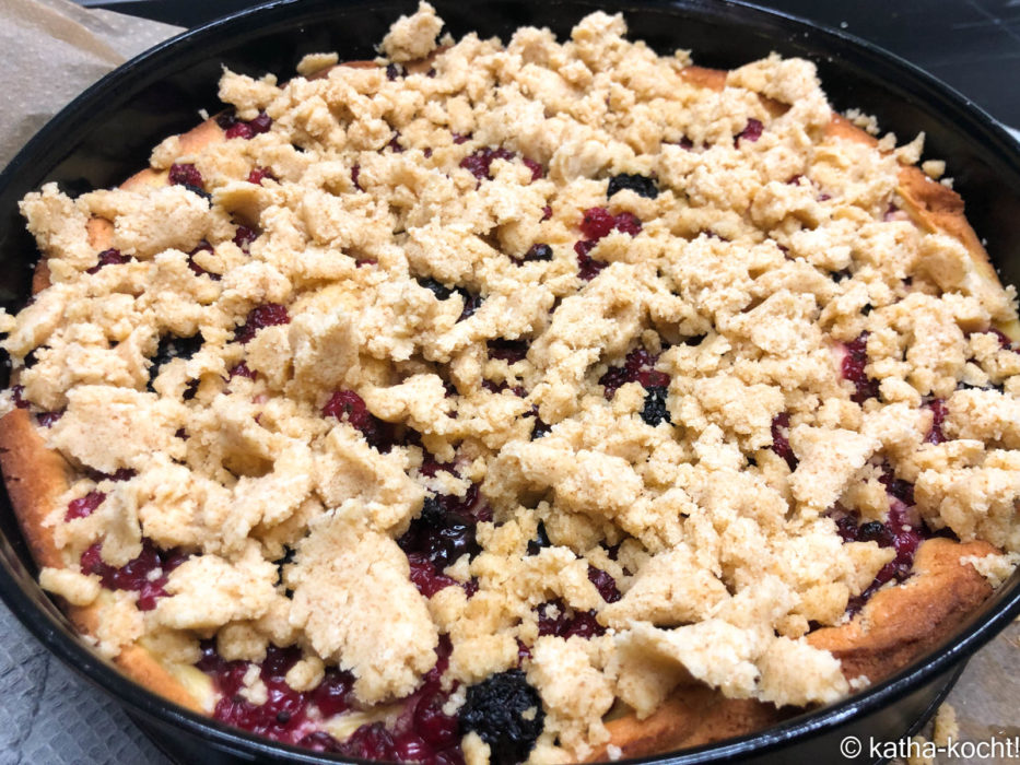 Streuselkuchen mit Pudding und Beeren