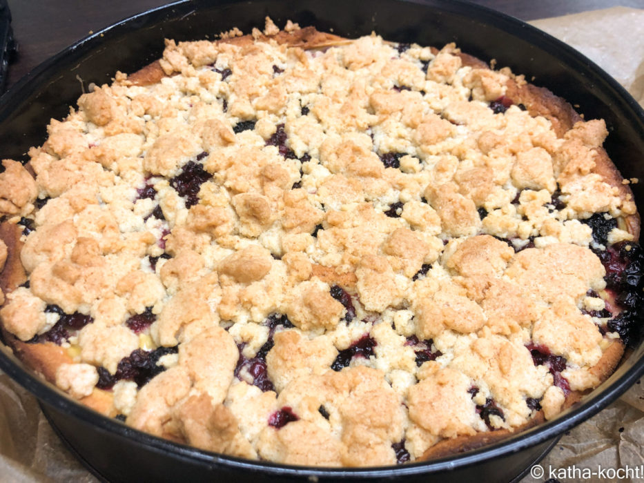 Streuselkuchen mit Pudding und Beeren