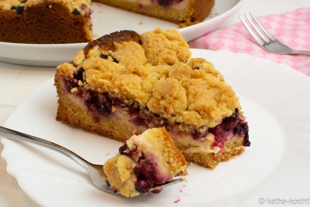 Streuselkuchen mit Pudding und Beeren