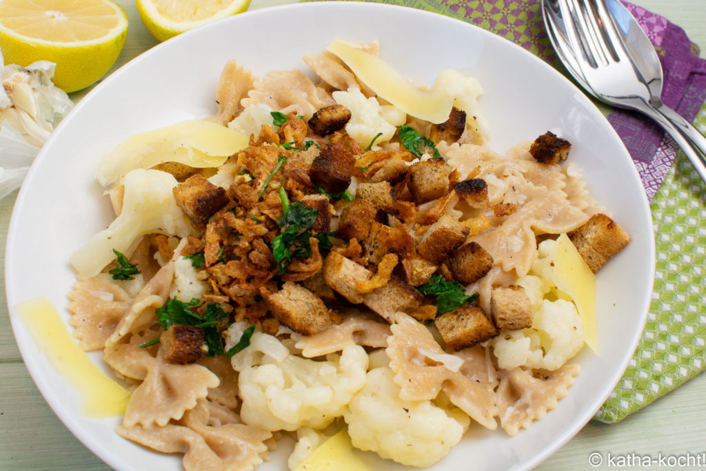 Blumenkohlpasta mit Butterbröseln und Röstzwiebeln