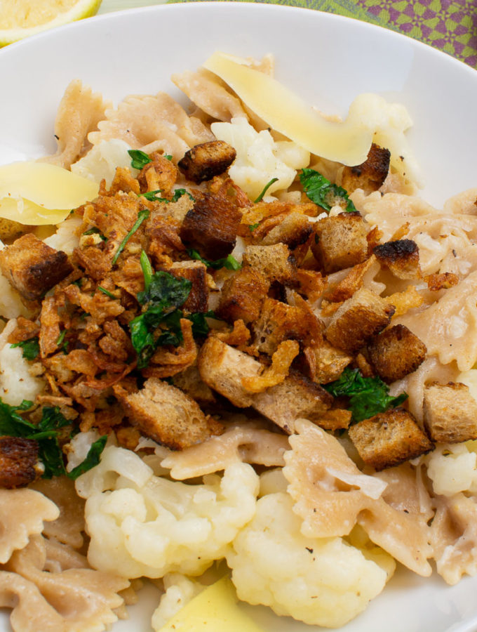 Blumenkohlpasta mit Butterbröseln und Röstzwiebeln