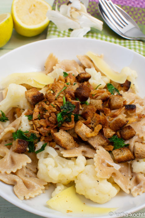 Blumenkohlpasta mit Butterbröseln und Röstzwiebeln