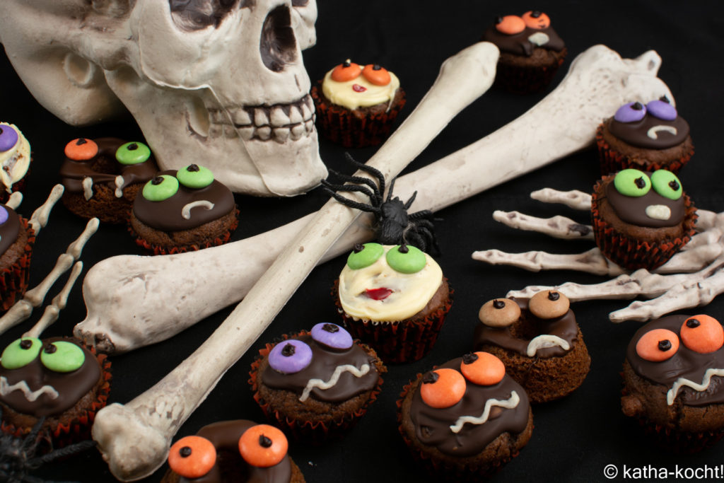 Halloween - Mini-Muffins mit Gruseldeko 