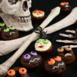 Halloween – Mini-Muffins mit Gruseldeko