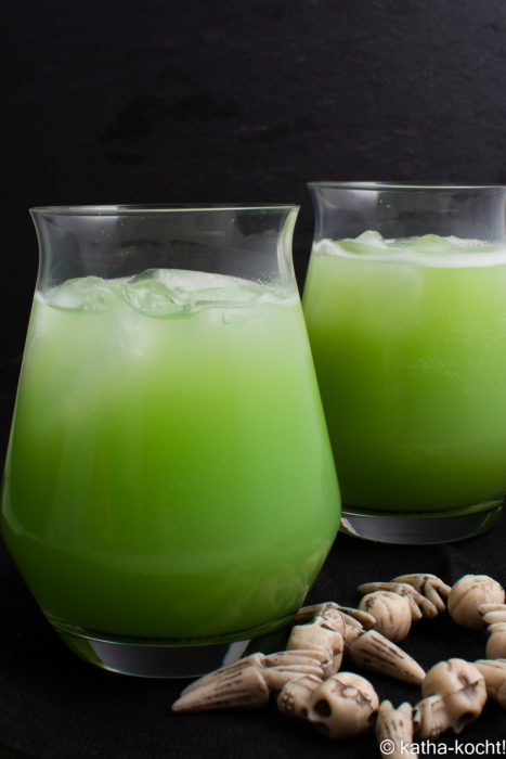 Halloween - giftgrüner Melonen-Cocktail