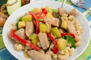 Hörnchennudeln mit Geschnetzeltem und buntem Gemüse