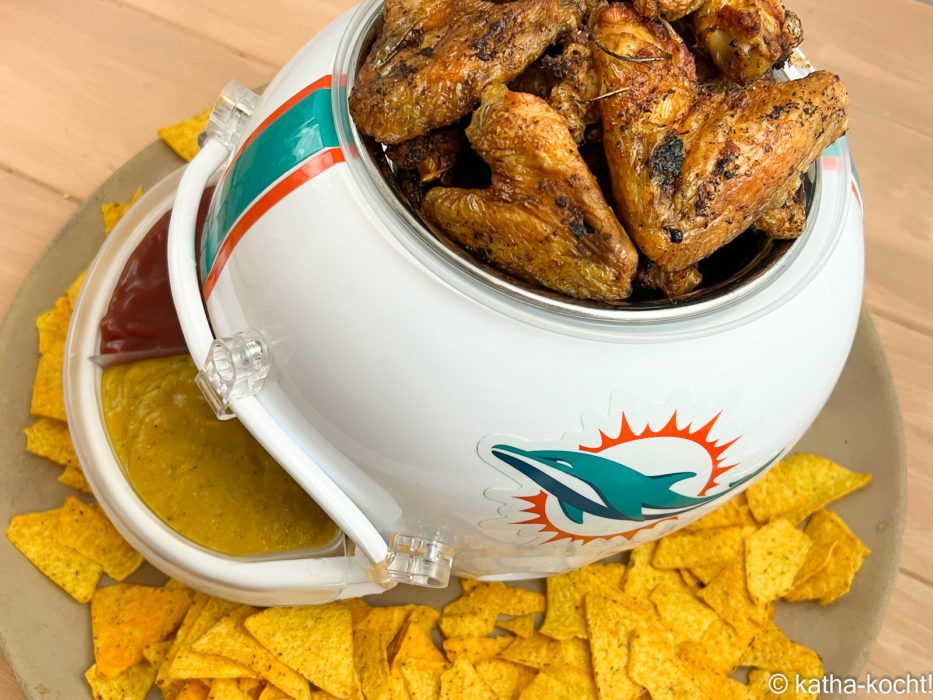 Football Snackhelm mit Chicken Wings und Dips 