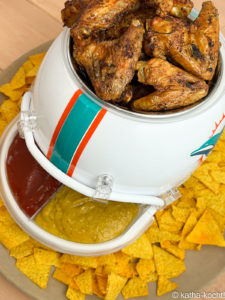 Football Snackhelm mit Chicken Wings und Dips