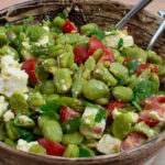 Frischer Salat mit dicken Bohnen und Feta