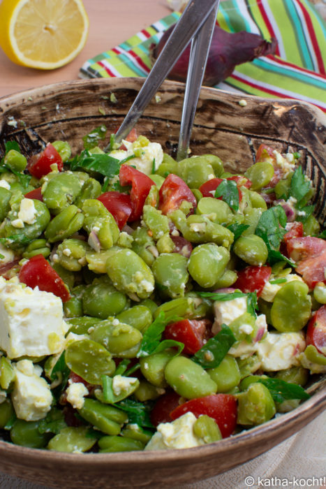 Frischer Salat mit dicken Bohnen und Feta