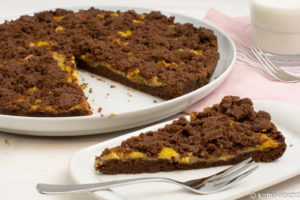 Schokoladen-Rhabarberkuchen mit Schmandguss