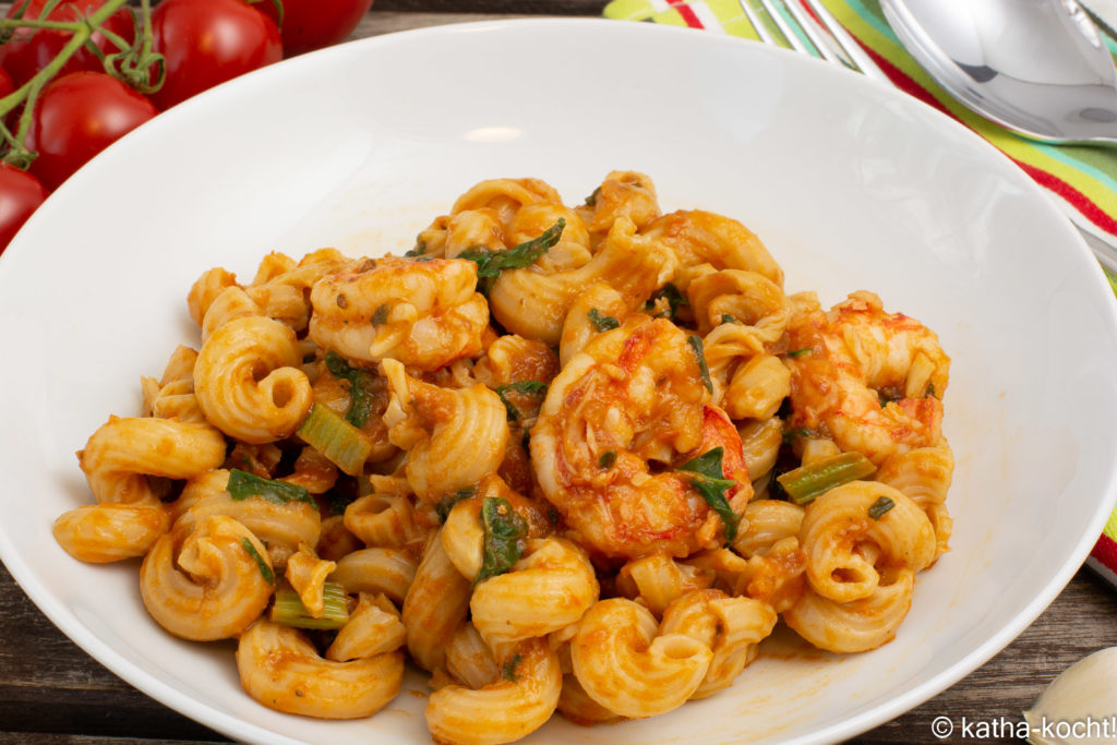 Pasta mit Garnelen und getrockneten Tomaten