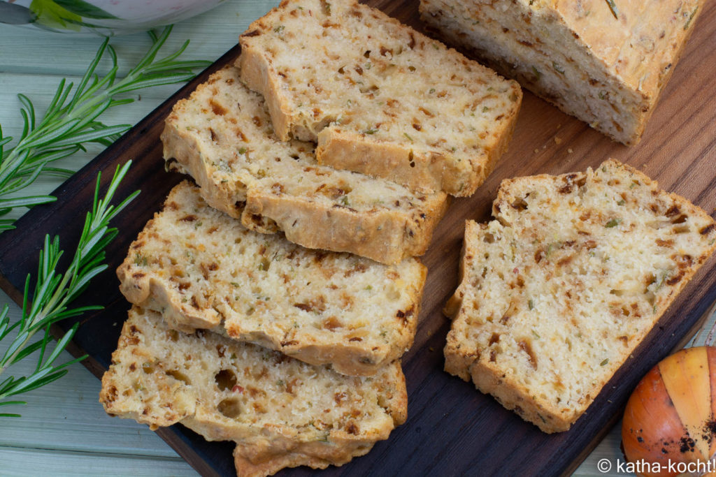 Schnelles Rosmarin-Röstzwiebelbrot mit Backpulver