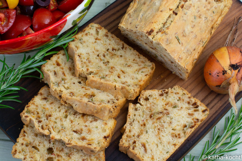 Schnelles Rosmarin-Röstzwiebelbrot mit Backpulver